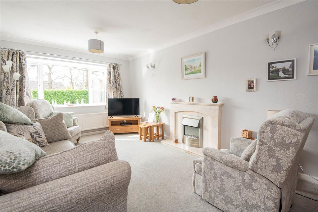 Property photo 2 of 14 Lounge