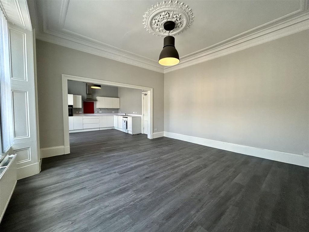 Property photo 3 of 19 Lounge