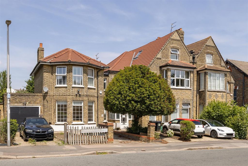 Property photo 1 of 30 Chelmsford Road, E18