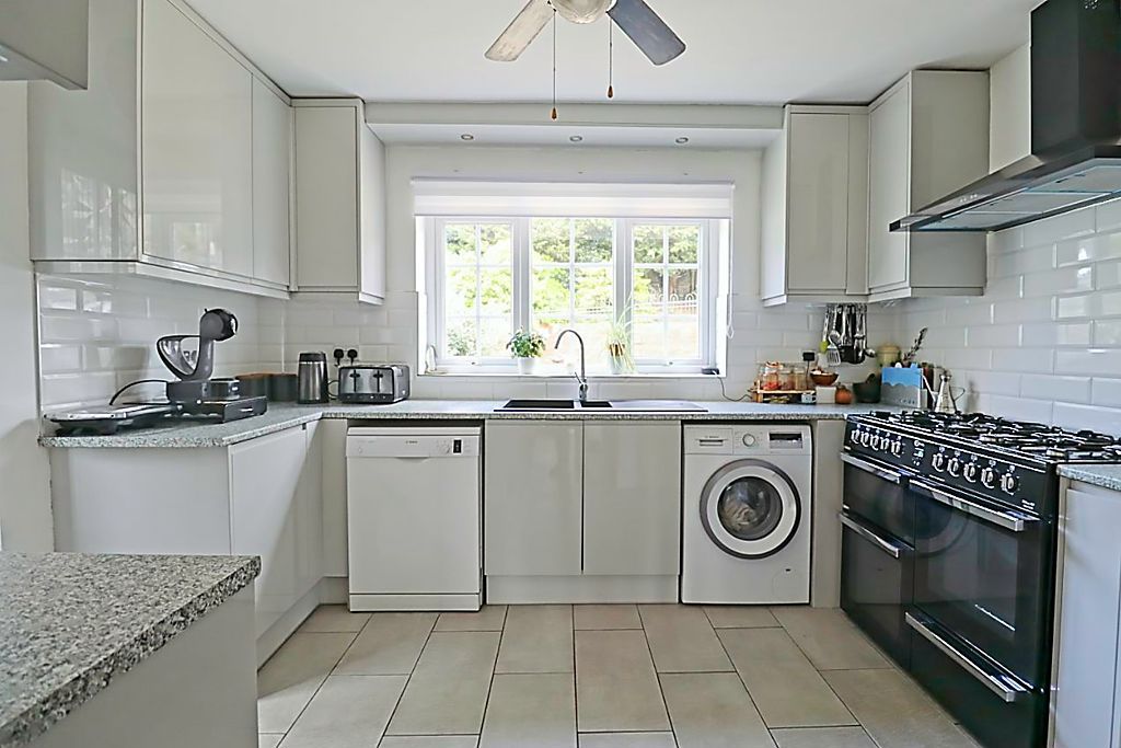 Property photo 2 of 18 Kitchen