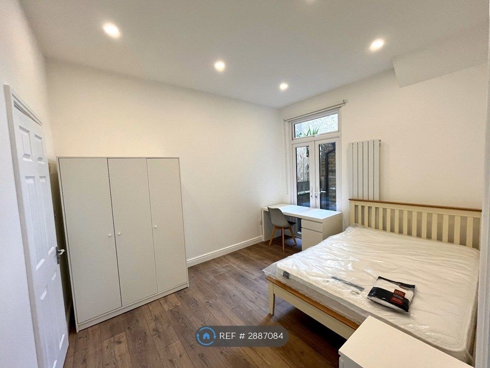 Property photo 1 of 9 Master Ensuite With High Ceilings