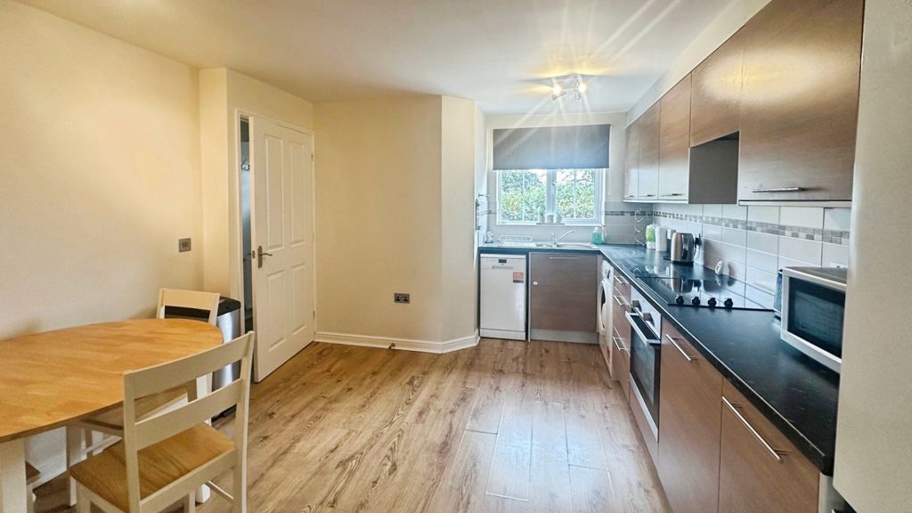 Property photo 3 of 10 Kitchen