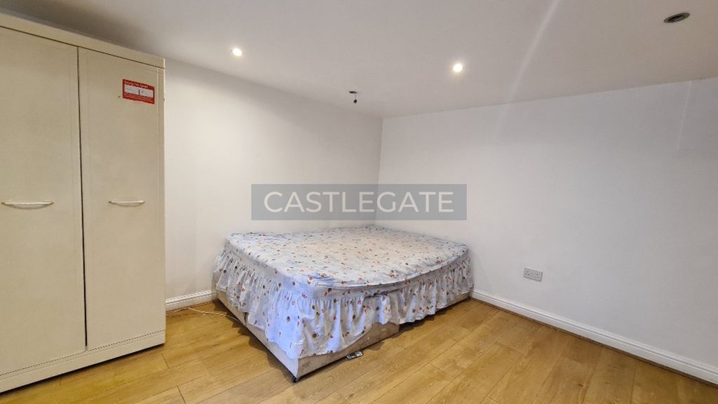 Property photo 3 of 6 28A Church Street, Crosland Moor, Huddersfield, West Yorkshire, HD4 5Dq