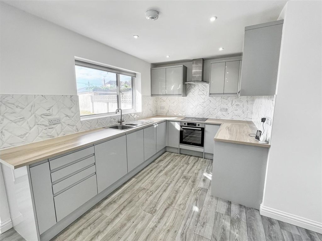 Property photo 3 of 16 Modern Kitchen