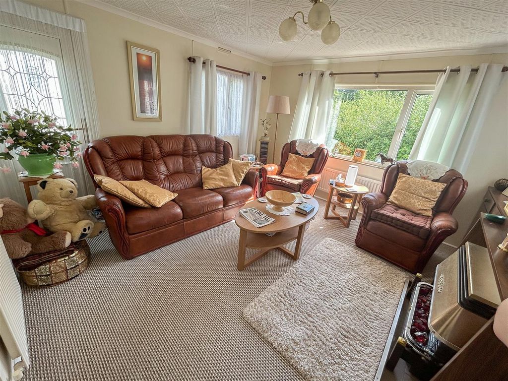 Property photo 3 of 8 Lounge