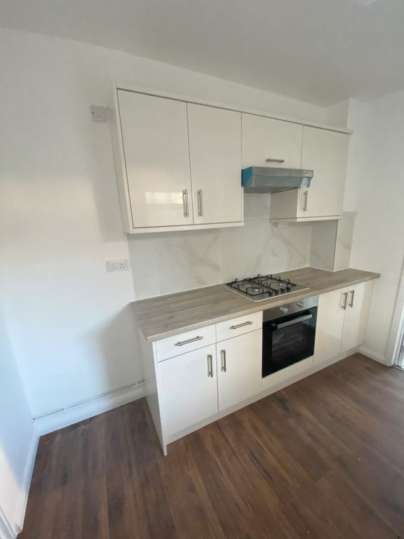 Property photo 1 of 11 A Clean And Modern Kitchen With Essential Applianc...