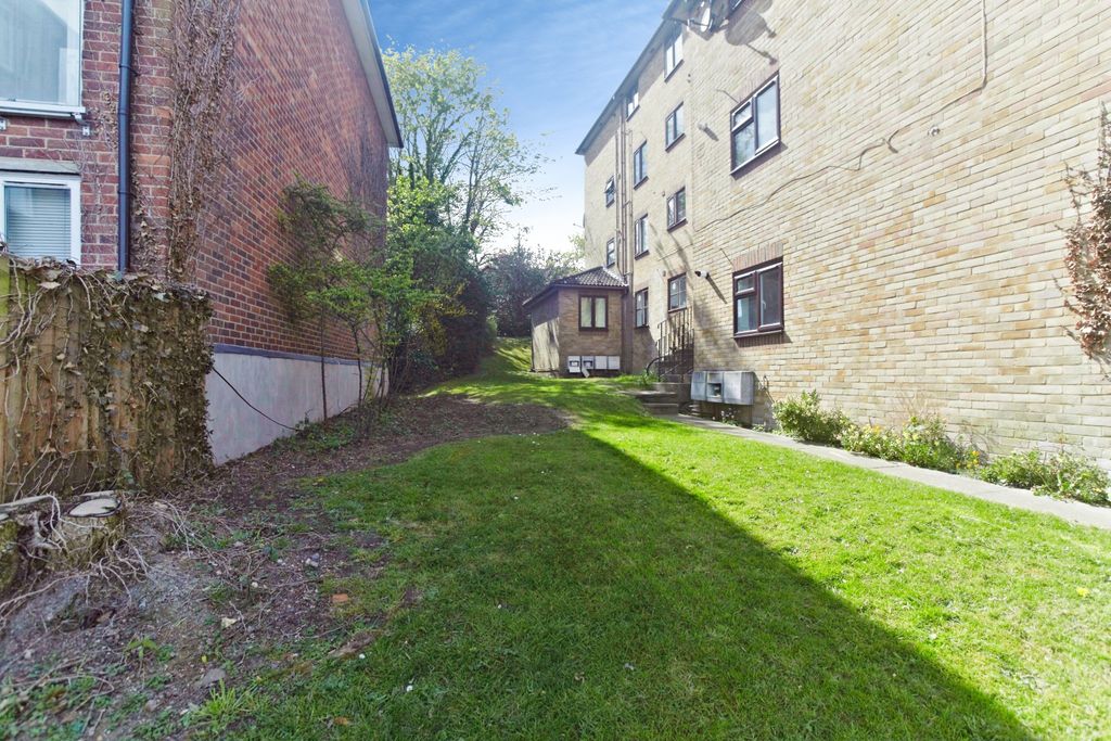 Property photo 3 of 17 Communal Gardens