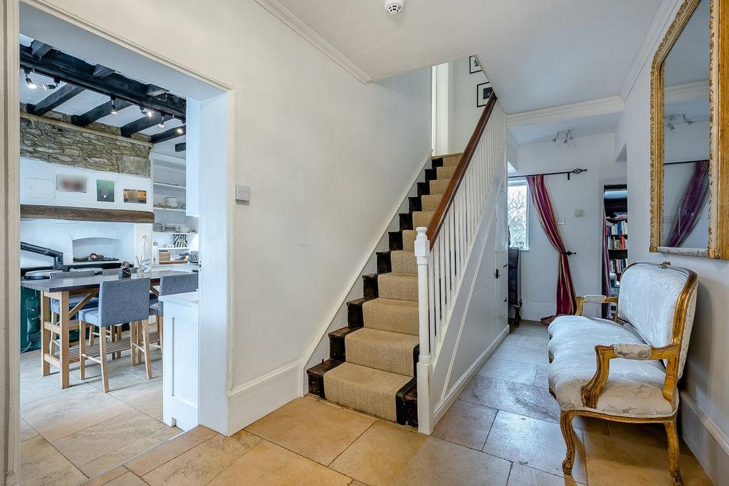 Property photo 3 of 22 Entrance Hall