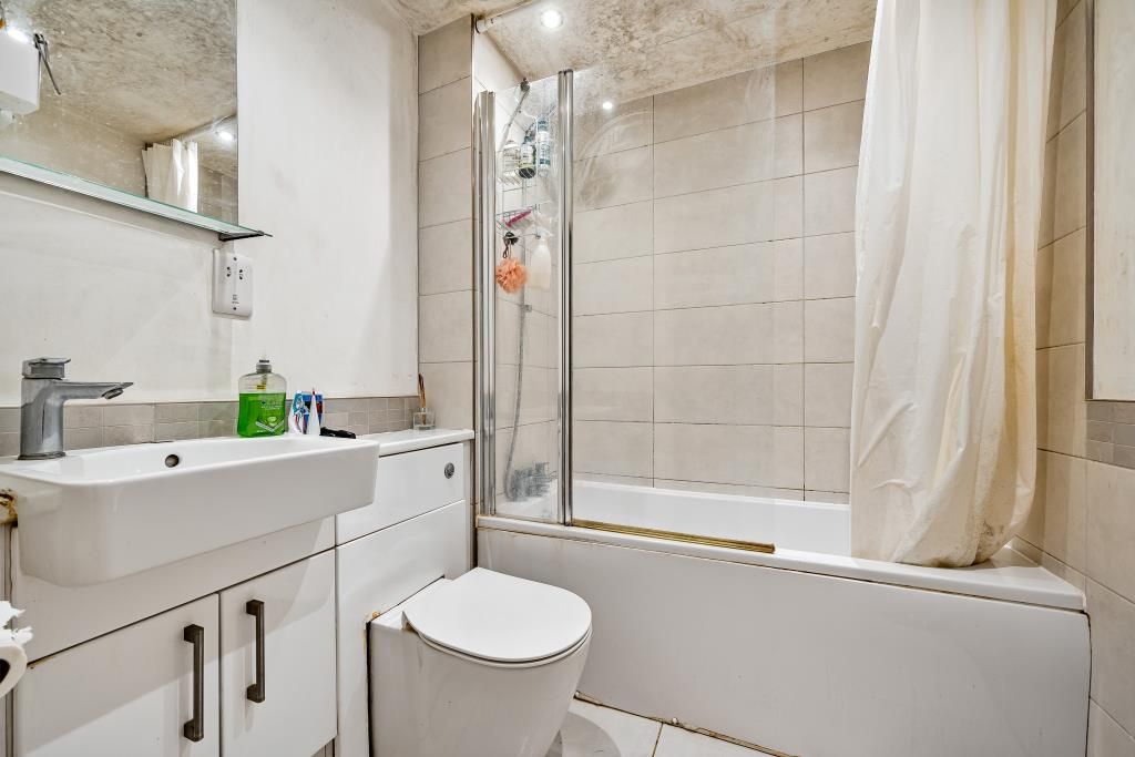 Property photo 3 of 10 Bathroom