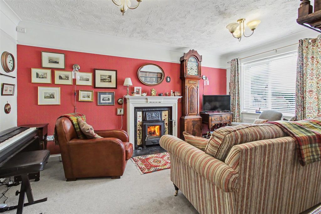 Property photo 2 of 28 Lounge