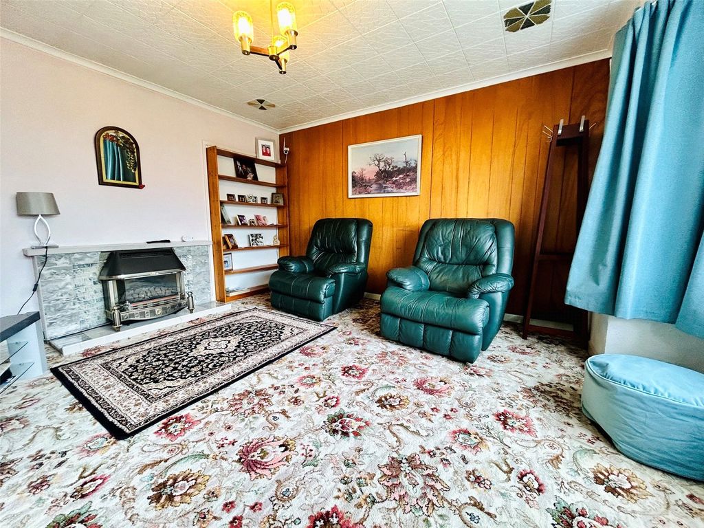 Property photo 3 of 20 Lounge