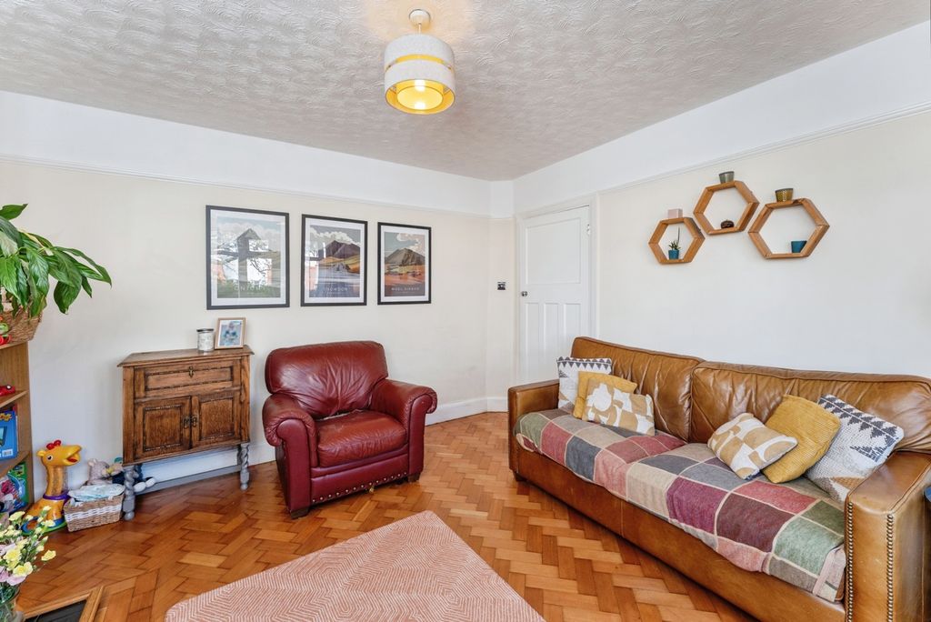 Property photo 3 of 20 Lounge