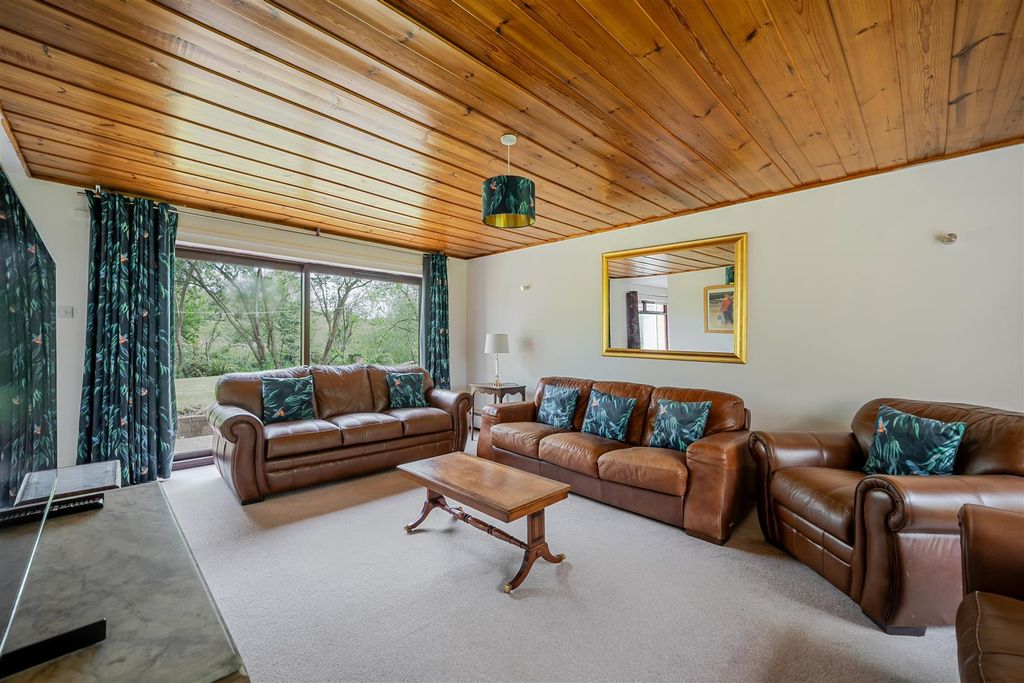 Property photo 3 of 61 Lounge