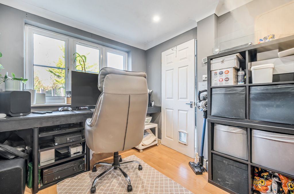 Property photo 3 of 27 1388775-10-693975...