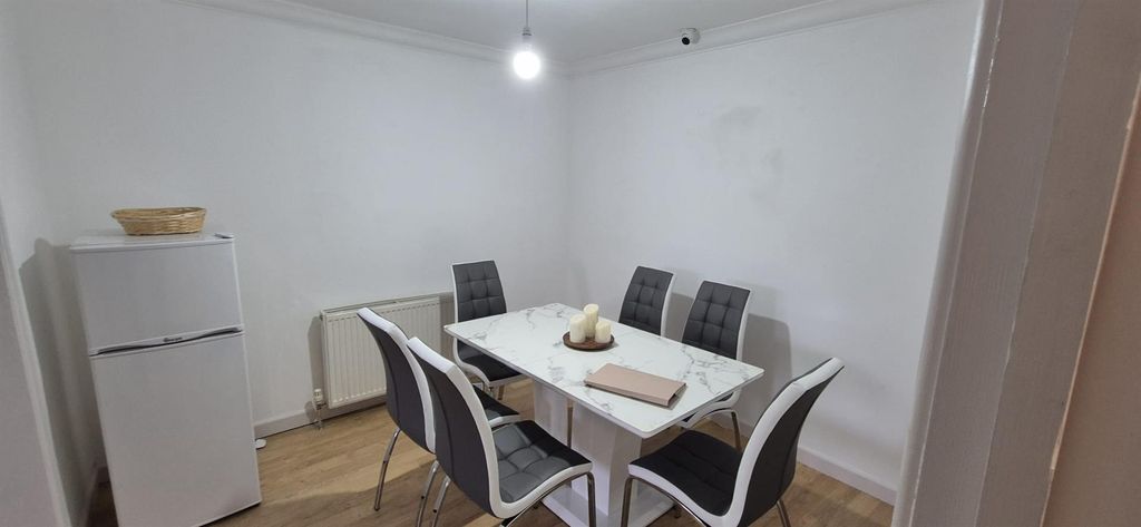 Property photo 3 of 12 463605d2-Bbaf-42F2-99B1-4315170Db3E5.Jpeg