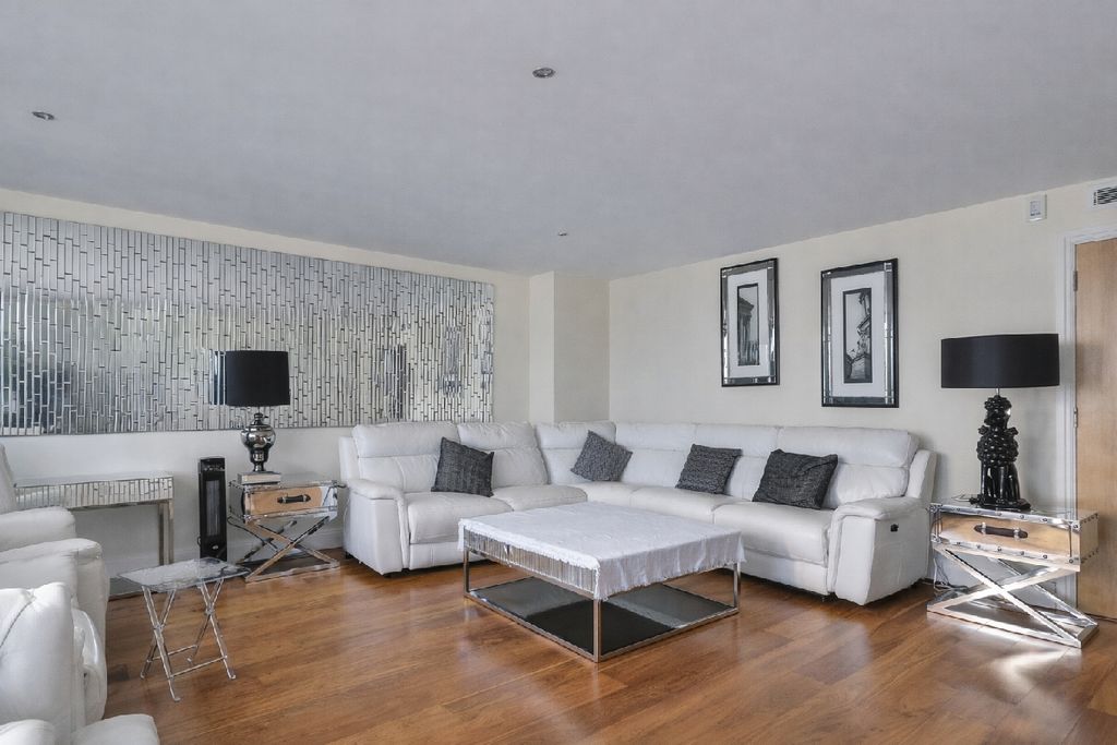 Property photo 3 of 17 Photo 2