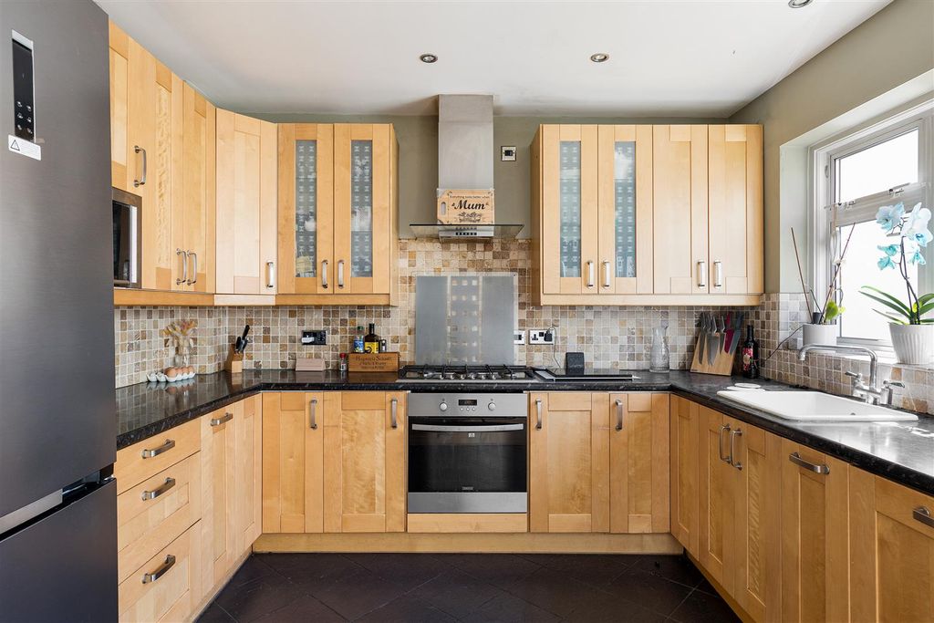 Property photo 3 of 24 New Road, E4