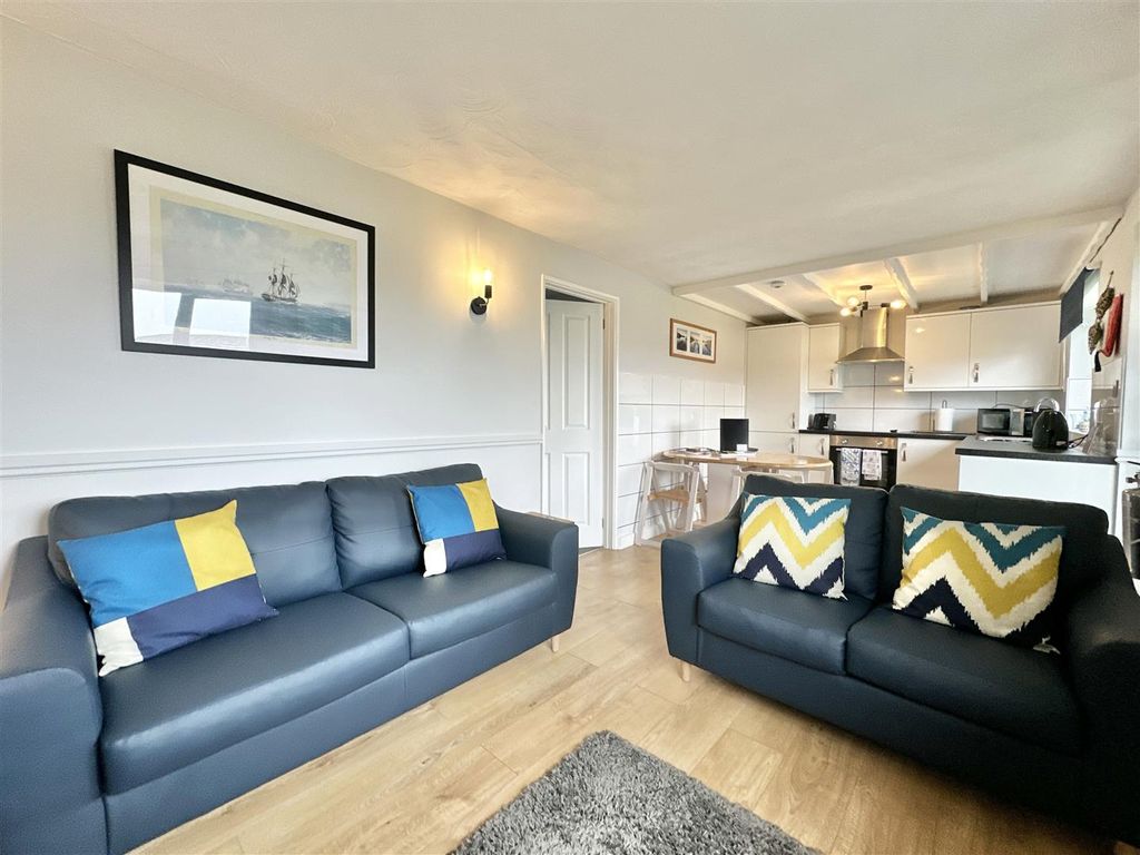 Property photo 3 of 15 Loung Area.Jpg