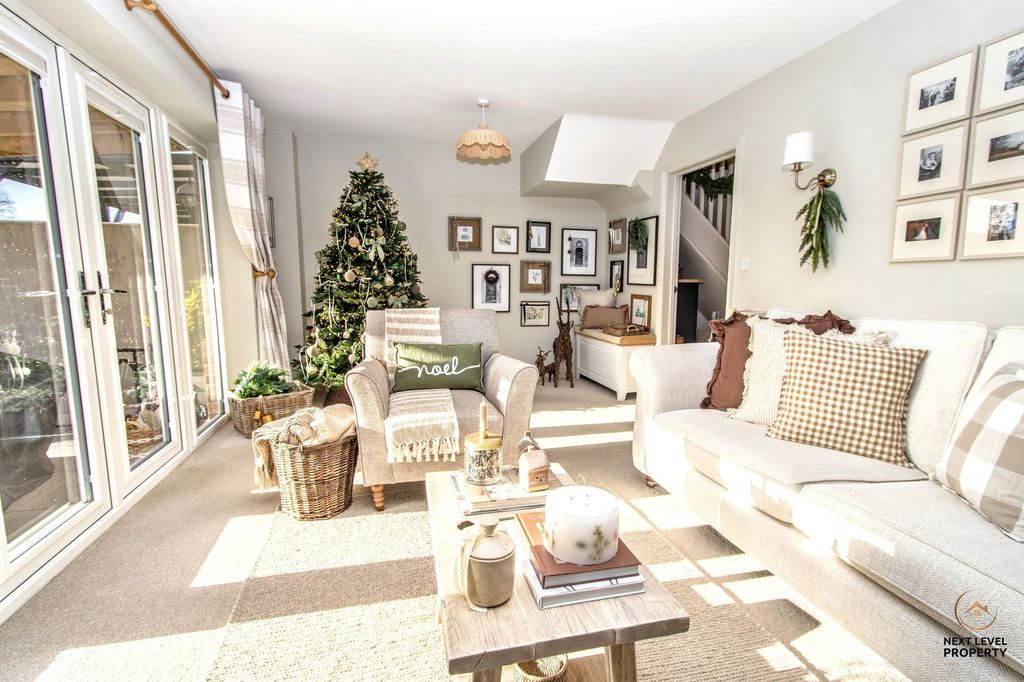 Property photo 3 of 32 Lounge