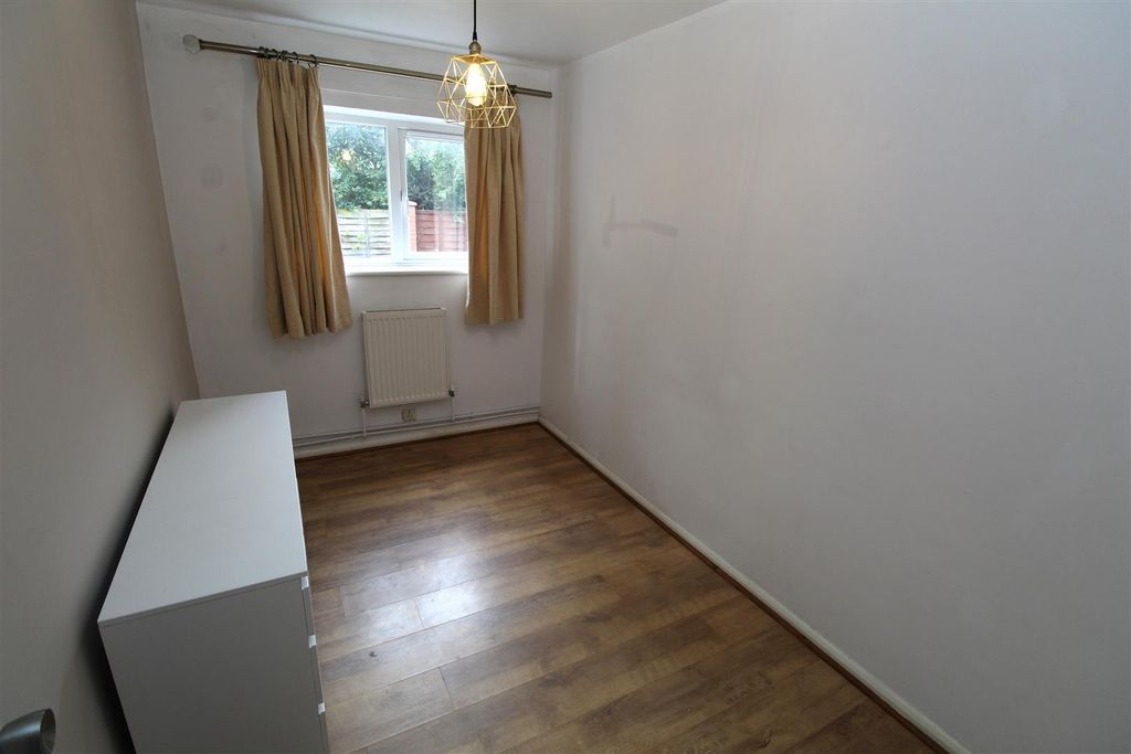 Property photo 3 of 7 Bed 2.Jpg