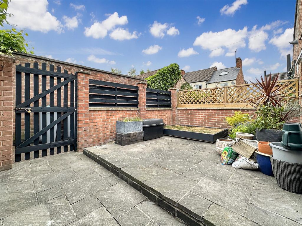 Property photo 3 of 15 Low-Maintenance Courtyard 757