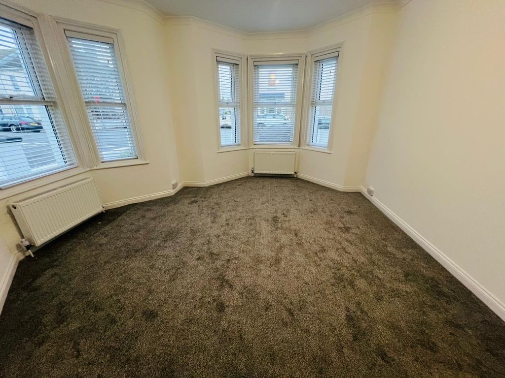 Property photo 3 of 18 Living Room