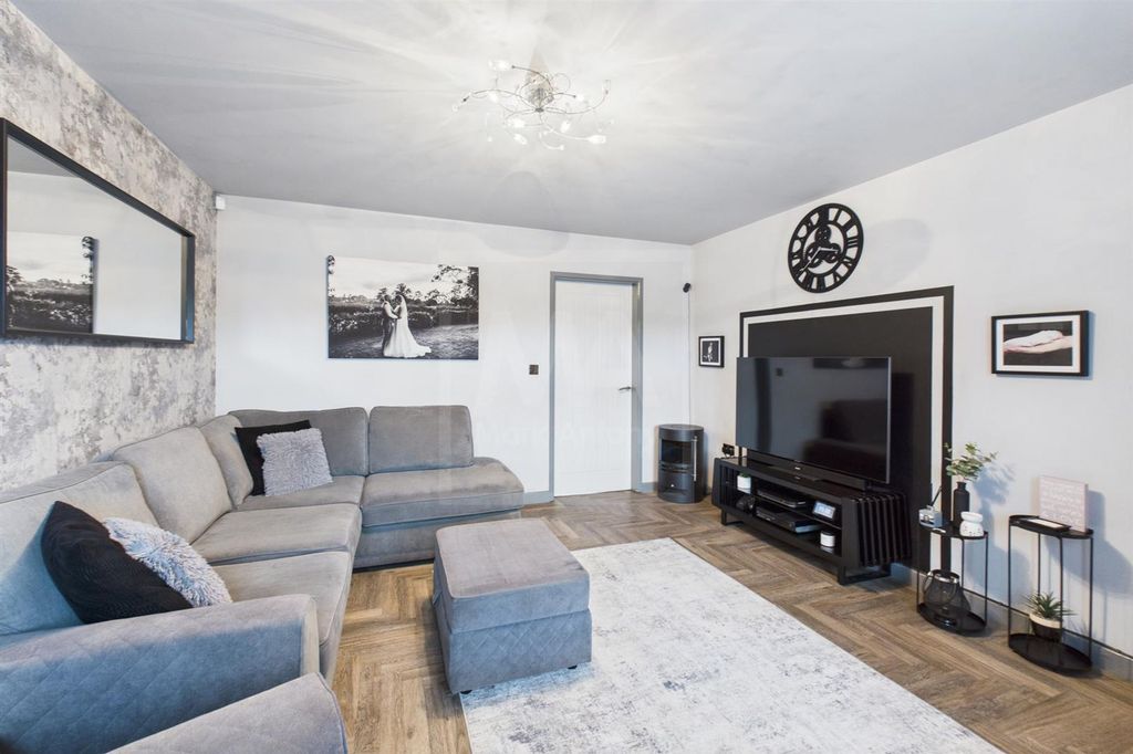 Property photo 2 of 16 Lounge