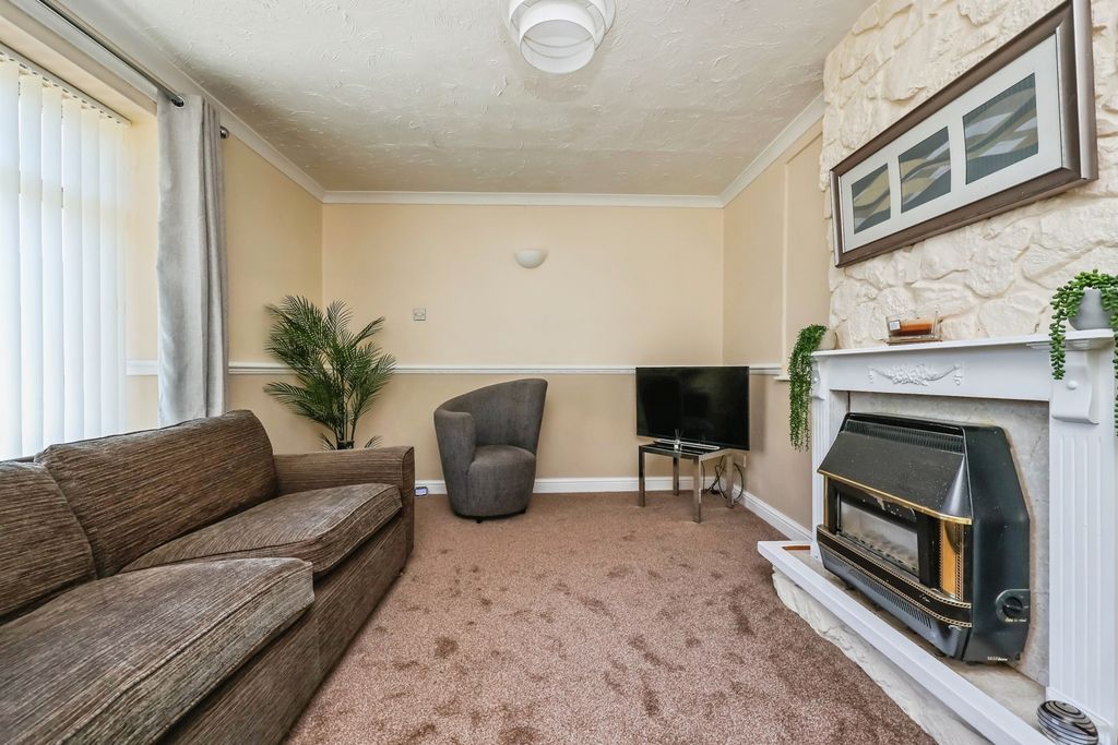 Property photo 3 of 17 Lounge