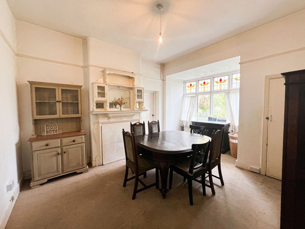 Property photo 3 of 16 Aldersbrook Rd E12