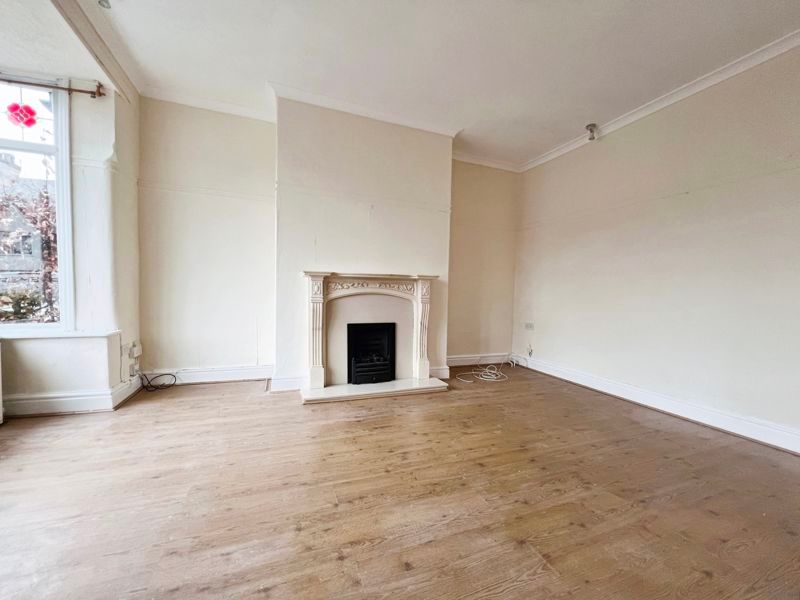 Property photo 3 of 13 Lounge