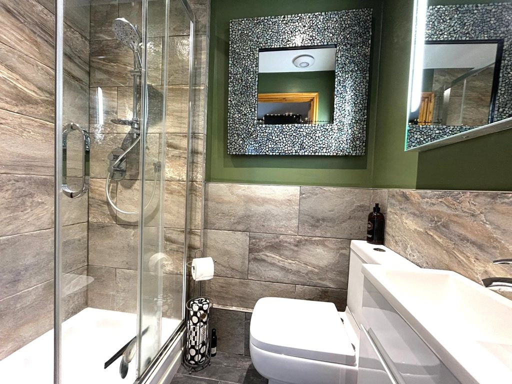 Property photo 3 of 18 Bathroom