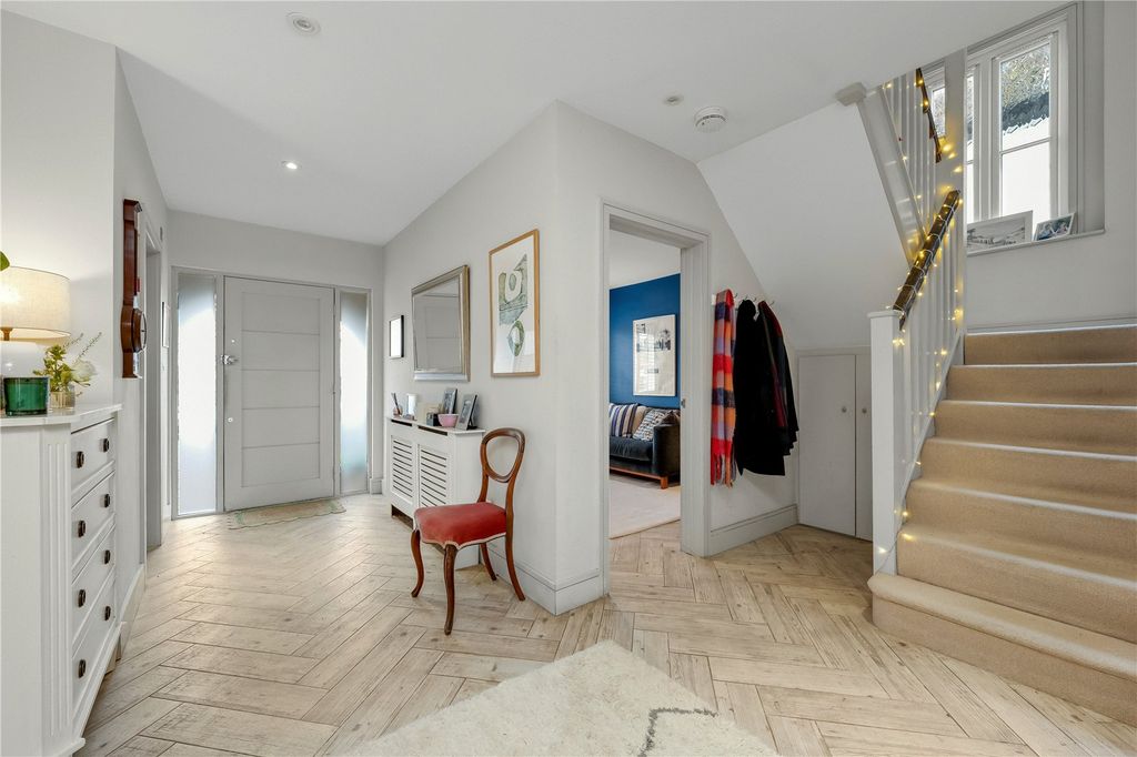 Property photo 2 of 21 Hallway