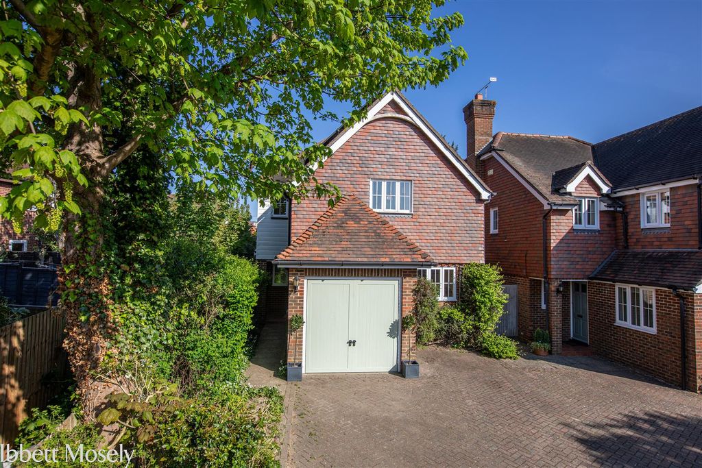 Property photo 1 of 18 20260427-31 Squerryes Mede-6.Jpg