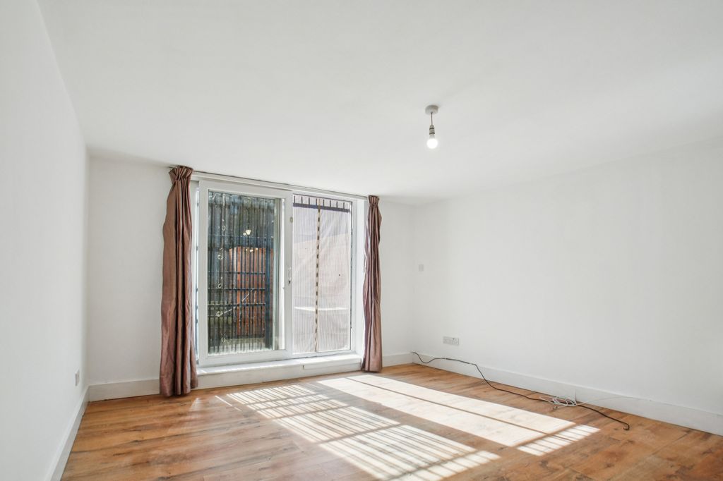 Property photo 2 of 14 Picture No. 08