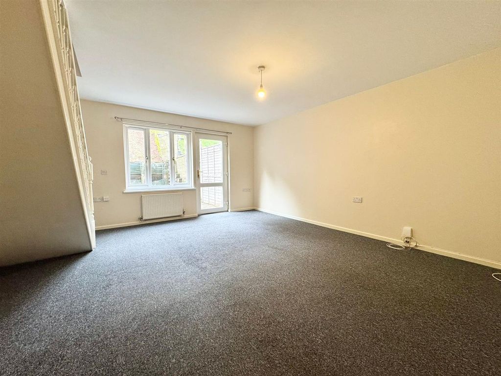 Property photo 3 of 11 Livingroom.Jpg