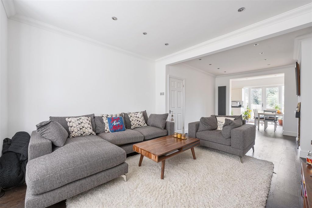 Property photo 3 of 28 Roding Lane North, Ig8