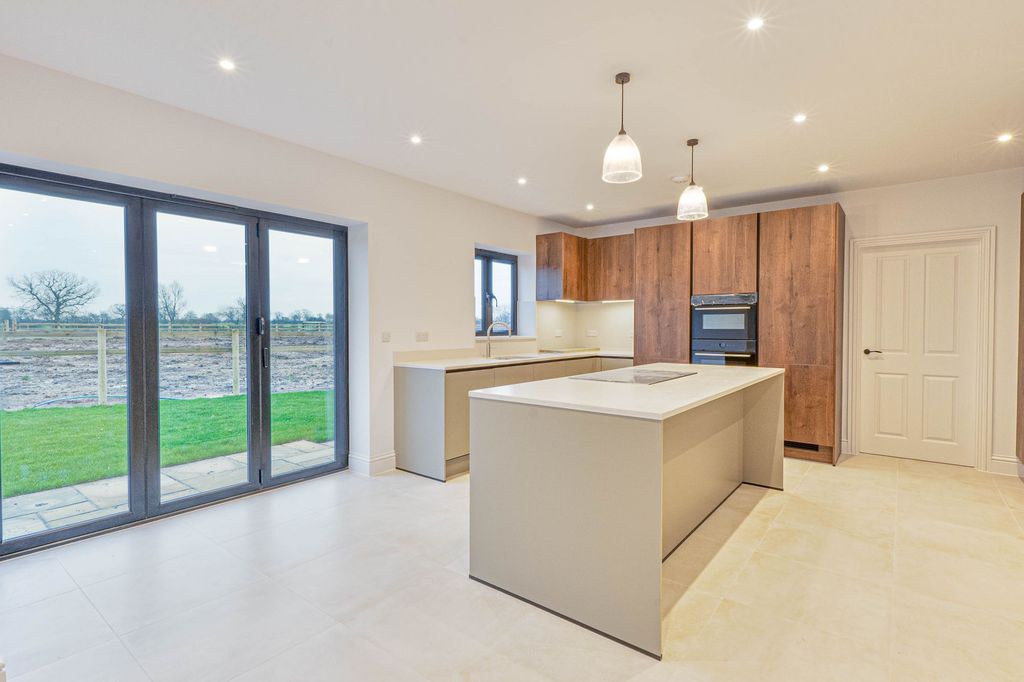Property photo 3 of 22 Kitchen/Breakfast Room