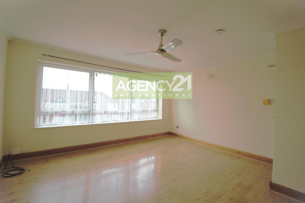 Property photo 1 of 9 Photo 8