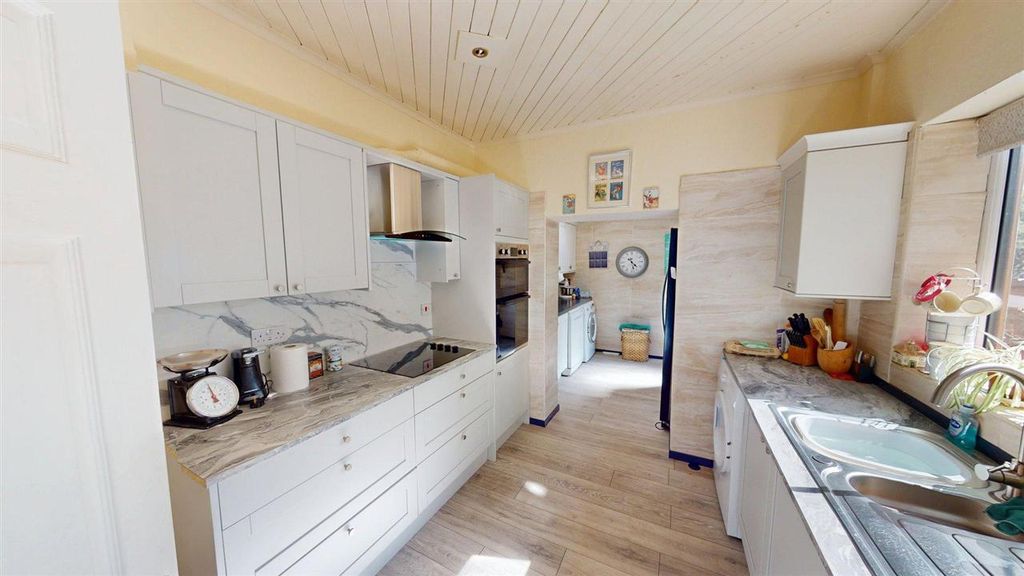 Property photo 3 of 17 Kitchen