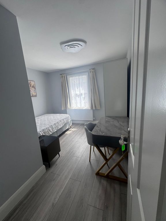 Property photo 1 of 20 A Lovely 5 Bedroom House Located In South Woodford, E18