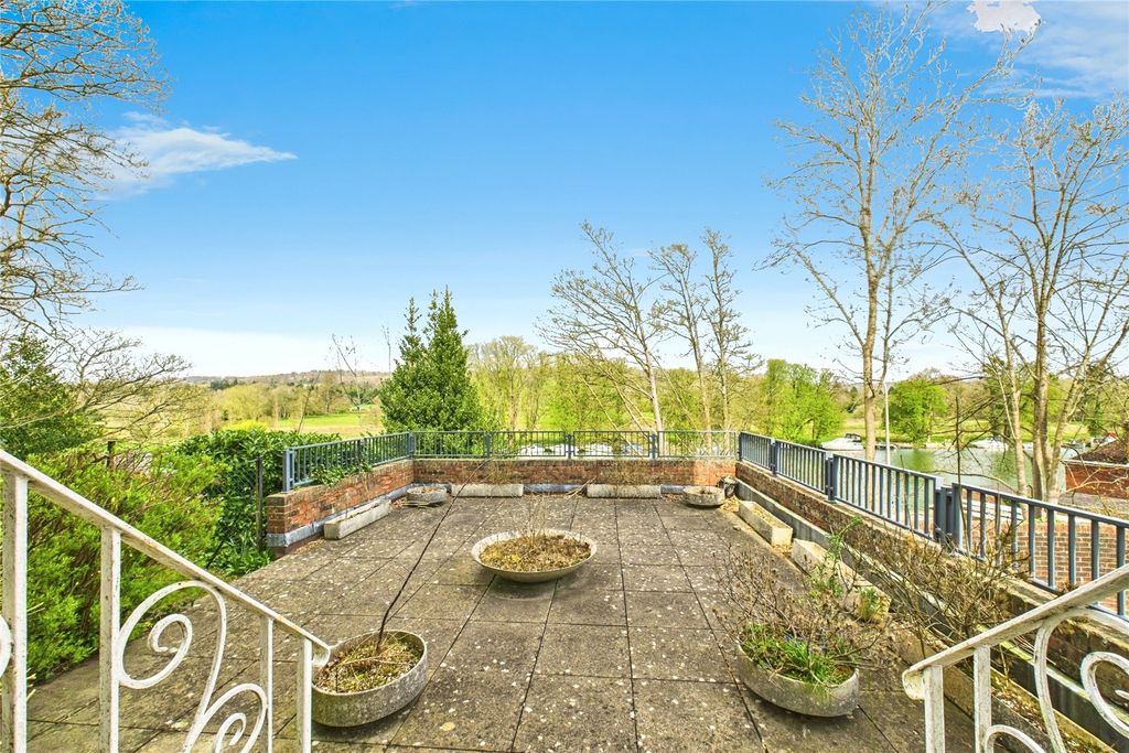 Property photo 3 of 21 Balcony