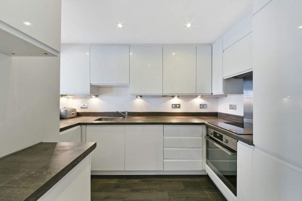 Property photo 2 of 8 Kitchen