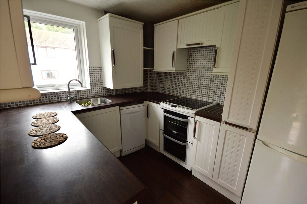 Property photo 3 of 10 Kitchen