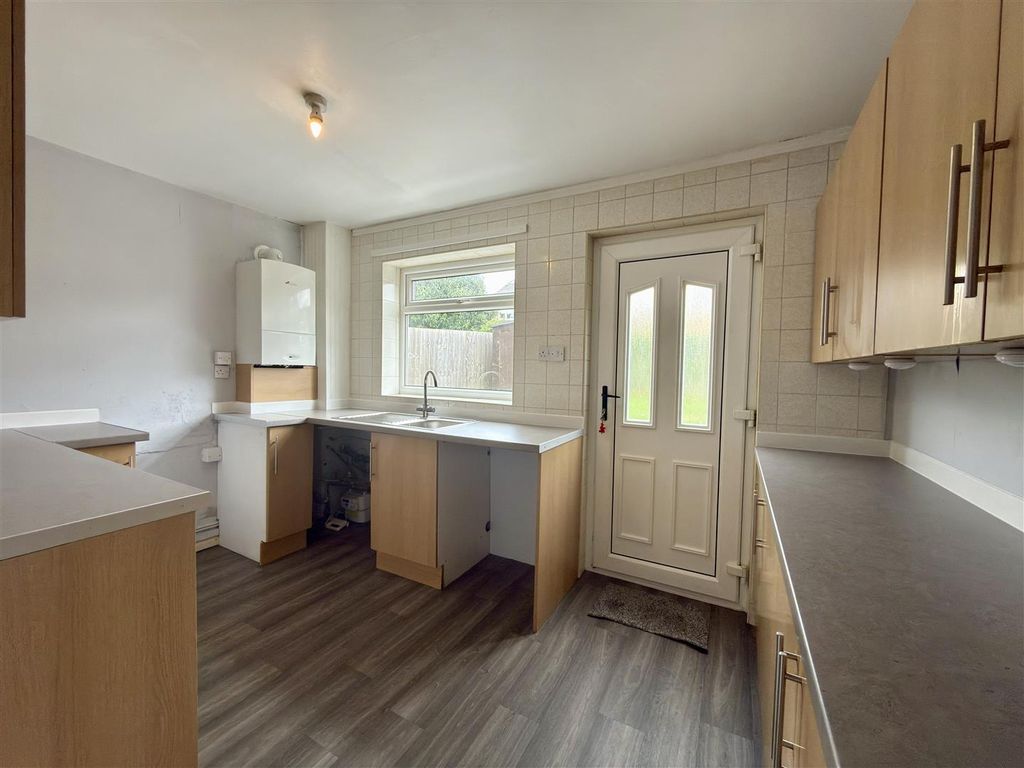 Property photo 3 of 8 Kitchen