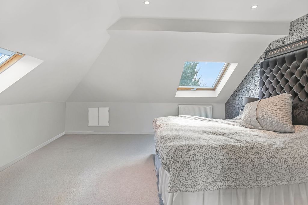 Property photo 3 of 24