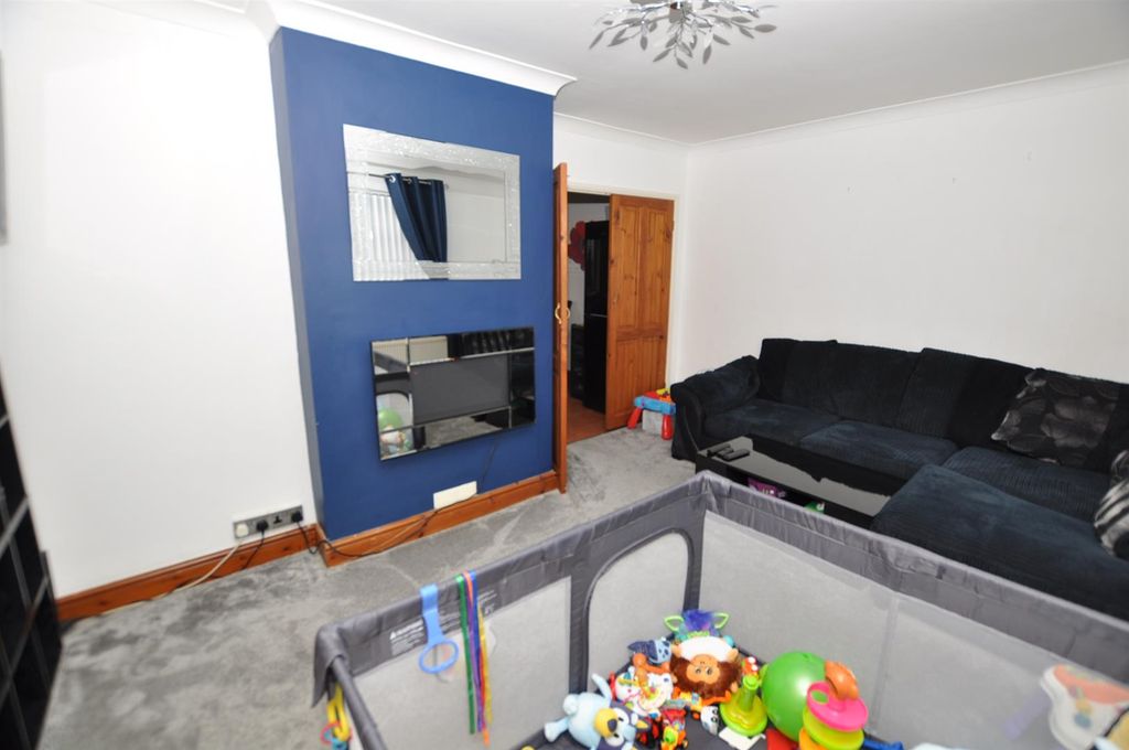 Property photo 2 of 11 Lounge