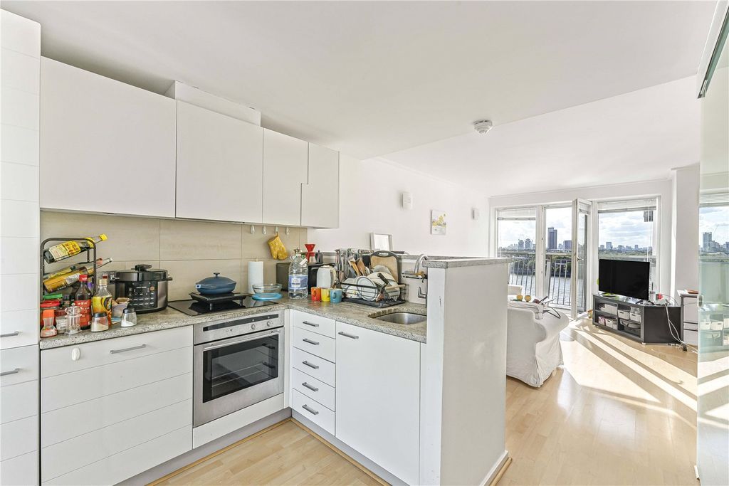 Property photo 3 of 18 Kitchen/Reception