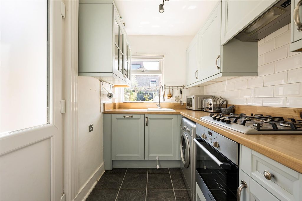 Property photo 3 of 29 Maynard Road, E17