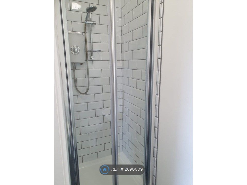 Property photo 3 of 7 Ensuite Shower