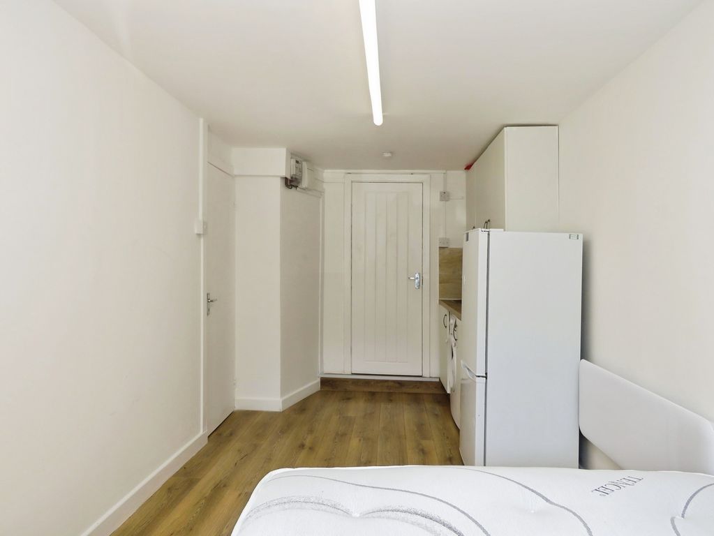 Property photo 3 of 9 Studio